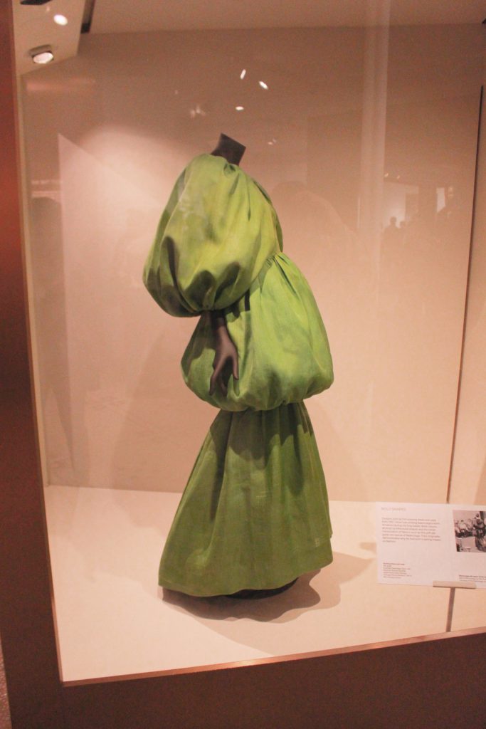 Architektoniczna suknia Cristobala Balenciagi na wystawie w Victoria & Albert Museum w Londynie.